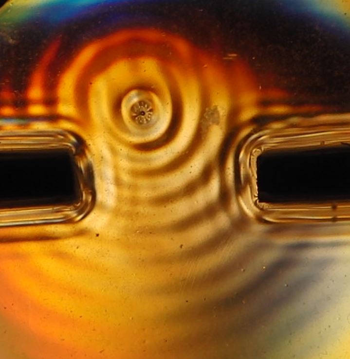 walking droplet interfering with single slit